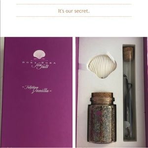 Bora Bora Sea Salt, 2 Tahitian Vanilla Pods, an Engraved mother-of-pearl Shell.